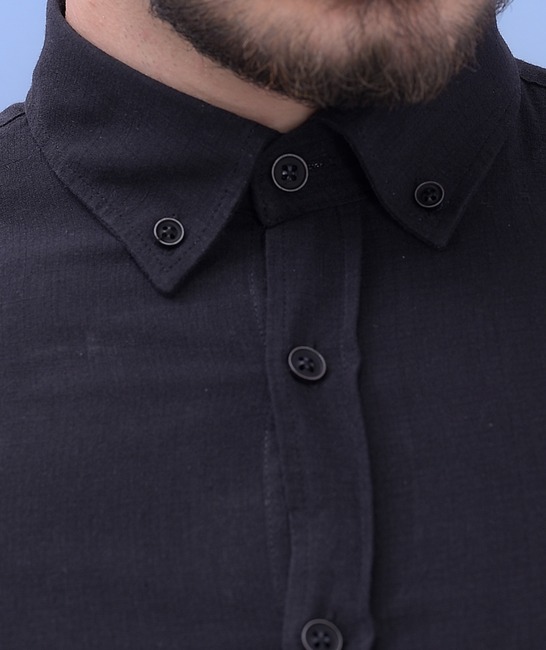 Изчистена стилна черна ленена риза с дълъг ръкав