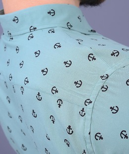 Елегантна мъжка риза в зелено на малки котви