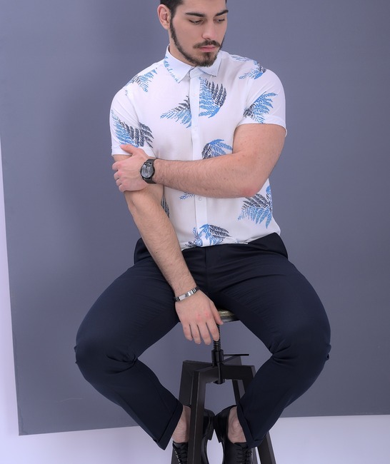 Мъжка стилна бяла риза с къс ръкав на сини листенца