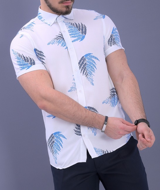 Мъжка стилна бяла риза с къс ръкав на сини листенца