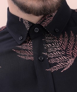 Черна риза с къс ръка на листенца