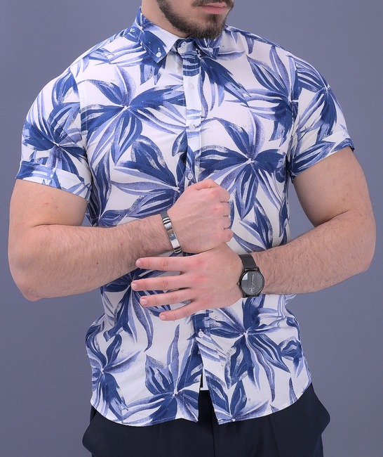 Бяла риза с къс ръкав от вискоза мъжка на сини цветя