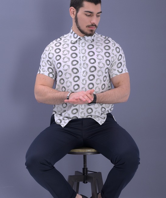 Елегантна мъжка бяла риза с къс ръкав на кръгове