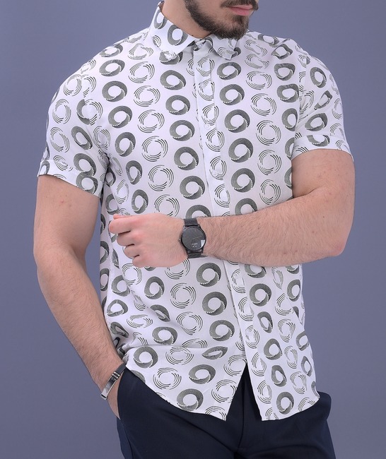 Елегантна мъжка бяла риза с къс ръкав на кръгове
