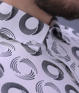 Елегантна мъжка бяла риза с къс ръкав на кръгове