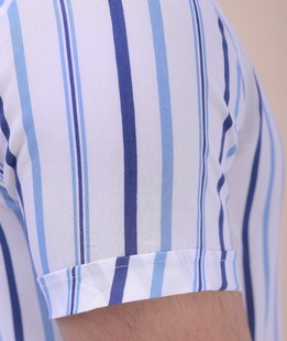 Бяла мъжка риза на синьо райе с къс ръкав