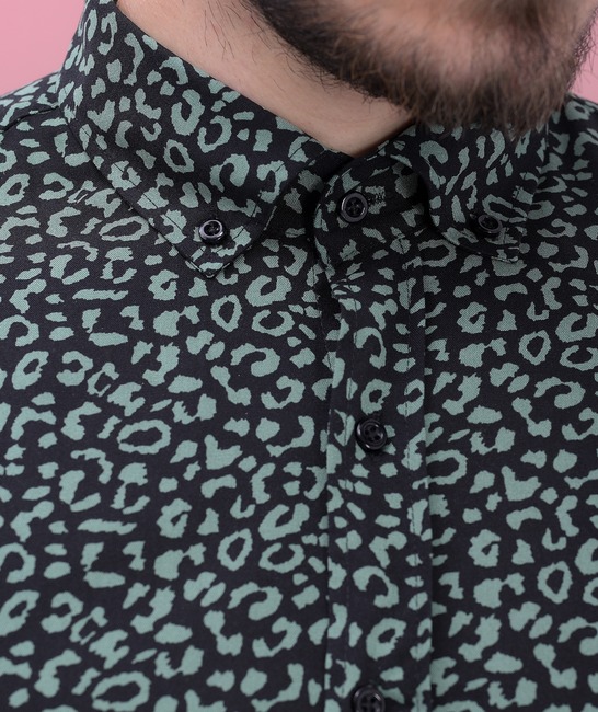 Елегантна черна мъжка риза с къс ръкав на леопардов зелен принт