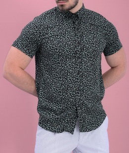 Елегантна черна мъжка риза с къс ръкав на леопардов зелен принт