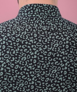 Елегантна черна мъжка риза с къс ръкав на леопардов зелен принт