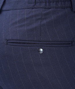 Изтънчен тъмно син мъжки панталон на фино райе