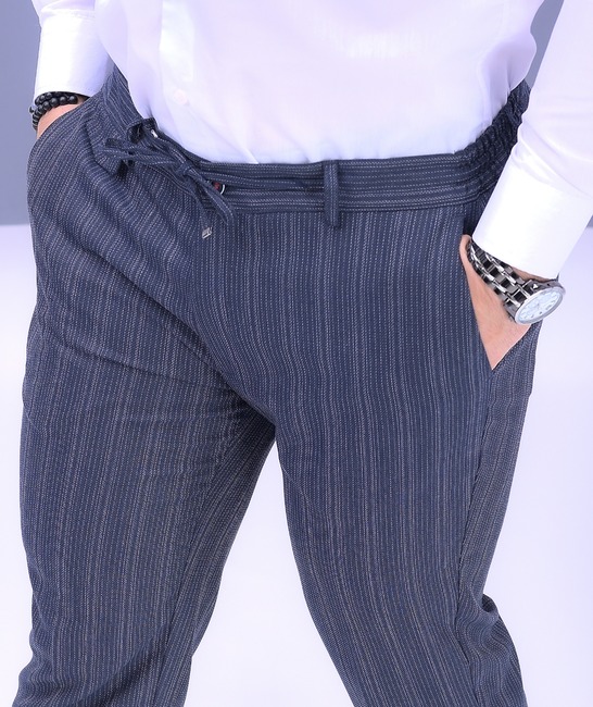 Елегантен тъмно син панталон на тънки пунктири