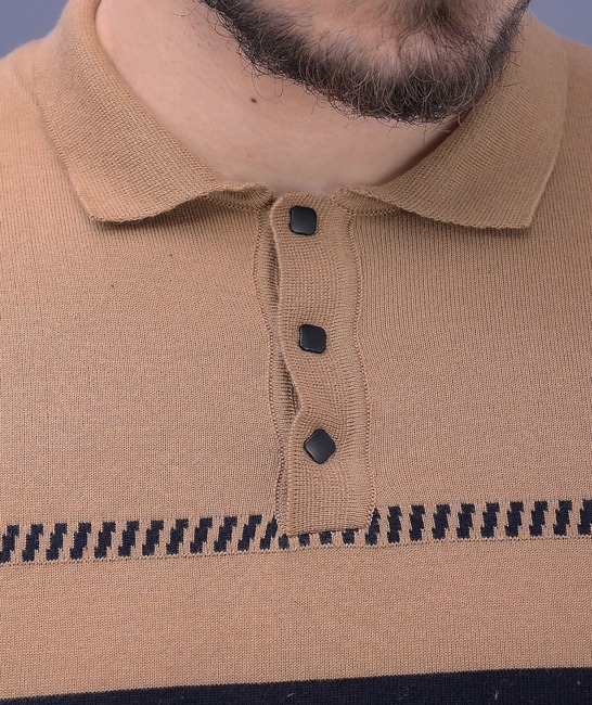Мъжка бейсик тениска от тънко плетиво в кафяво с яка