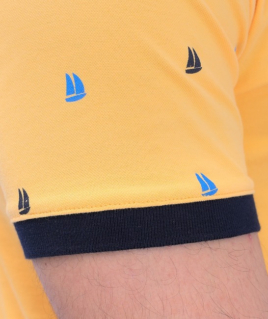 Жълта тениска тип поло на корабчета с яка