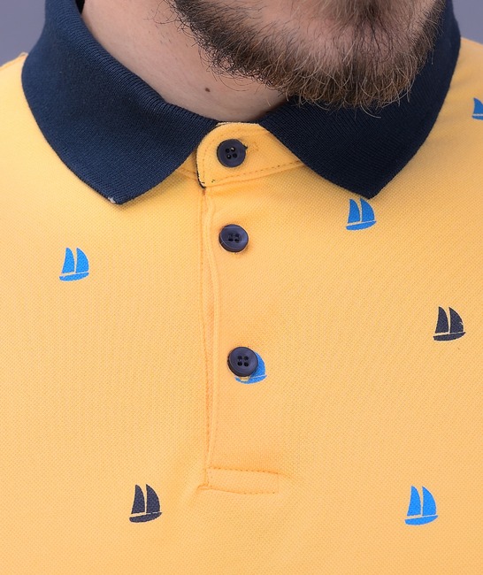 Жълта тениска тип поло на корабчета с яка