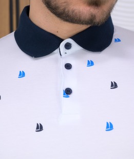 Бяла фланелка с къс ръкав на малки корабчета