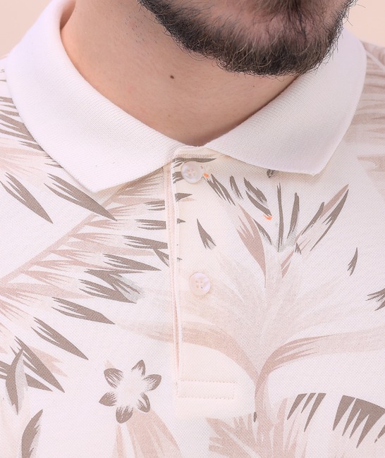 Мъжка тениска с копчета и яка в бежово на листа