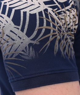 Мъжка тениска с яка къс ръкав в тъмно синьо на листа