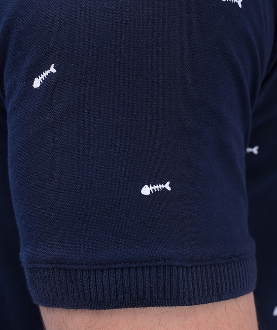 Мъжка тениска с яка и копчета в тъмно синьо на малки кости от риба