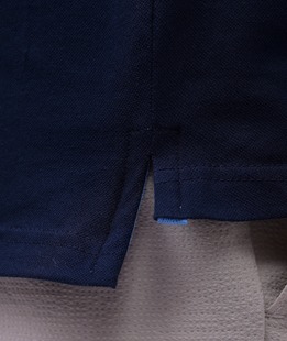 Мъжка тениска с яка и копчета в тъмно синьо на малки кости от риба