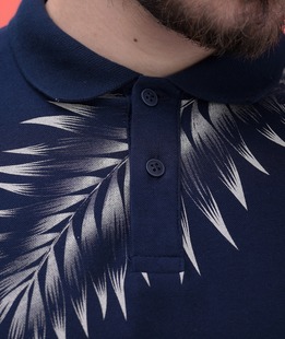 Поло тениска с яка тип Лакоста в тъмно синьо мъжка на листа