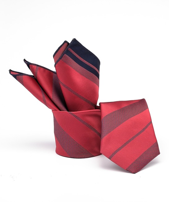 Стилна червена вратовръзка на вертикални ленти