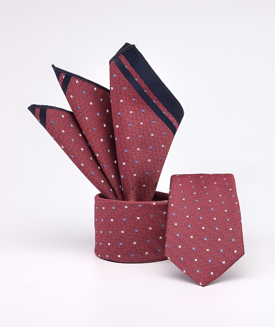Стилна мъжка вратовръзка на малки квадратчета цвят бордо