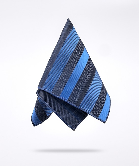 Изискана синя вратовръзка на раирани ленти с кърпичка
