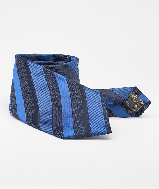Изискана синя вратовръзка на раирани ленти с кърпичка