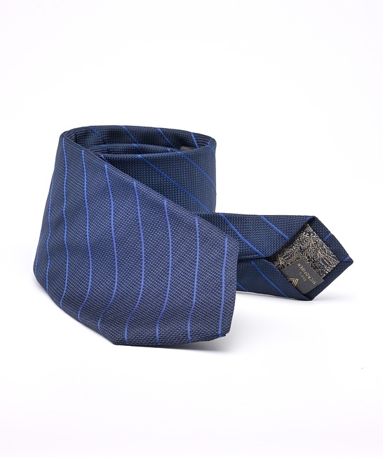 Елегантна тъмно синя мъжка широка вратовръзка на тънки ивици