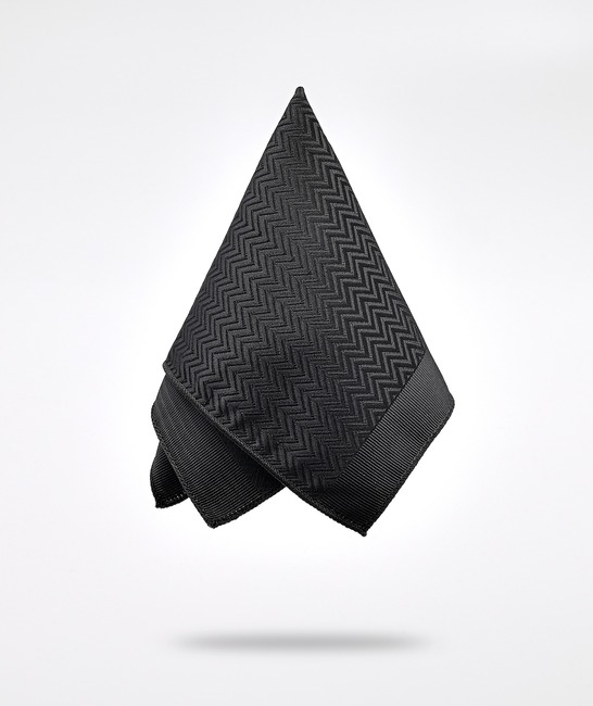 Мъжка черна вратовръзка със зиг заг акцент 