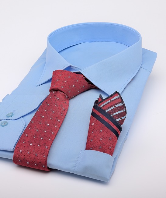 Елегантна тясна мъжка вратовръзка цвят червен на бели квадратчета със синя текстура