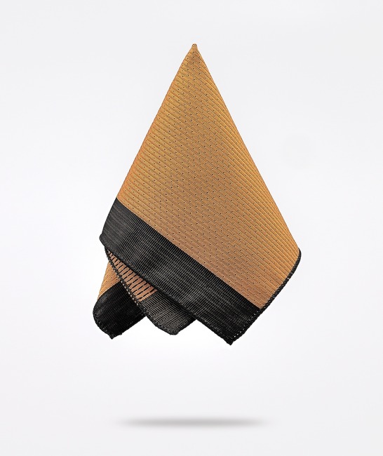 Елегантна вратовръзка на черни точки с кърпичка цвят горчица