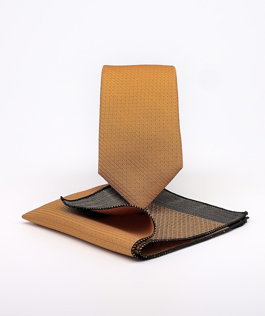 Елегантна вратовръзка на черни точки с кърпичка цвят горчица