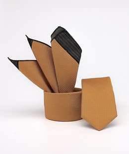 Елегантна вратовръзка на черни точки с кърпичка цвят горчица