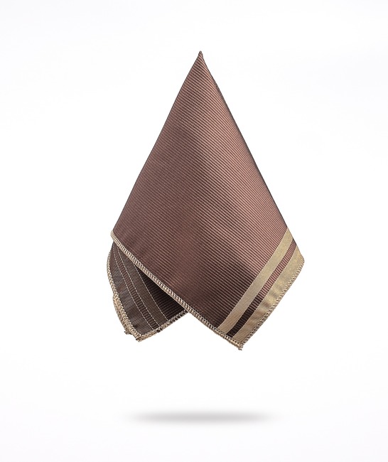 Изчистена стилна кафява вратовръзка с кърпичка