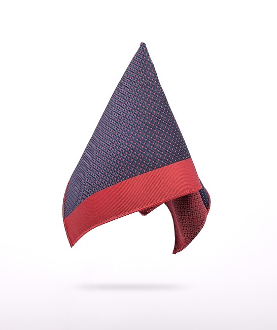 Елегантна тъмно синя вратовръзка на червени точки
