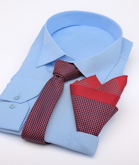 Тъмно синя стилна вратовръзка на червени ромбоиди и сини точки
