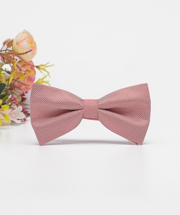 Стилна мъжка папионка в цвят пудра структурна