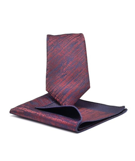 Мъжка вратовръзка цвят тъмно бордо с грапава текстура