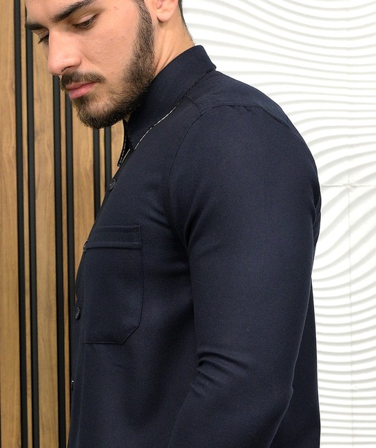 Стилна мъжка плътна риза с джоб в тъмно синьо