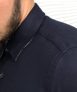 Стилна мъжка плътна риза с джоб в тъмно синьо