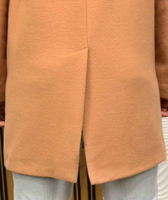 Дълго мъжко палто със скрито закопчаване в кафяво