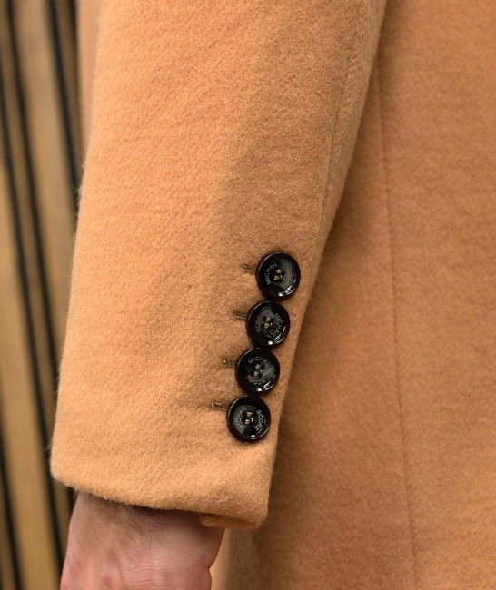 Дълго мъжко палто със скрито закопчаване в кафяво