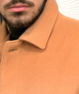 Дълго мъжко палто със скрито закопчаване в кафяво