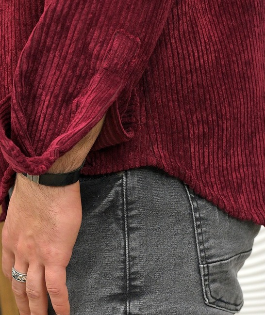 Елегантна мъжка джинсова риза в цвят вишна