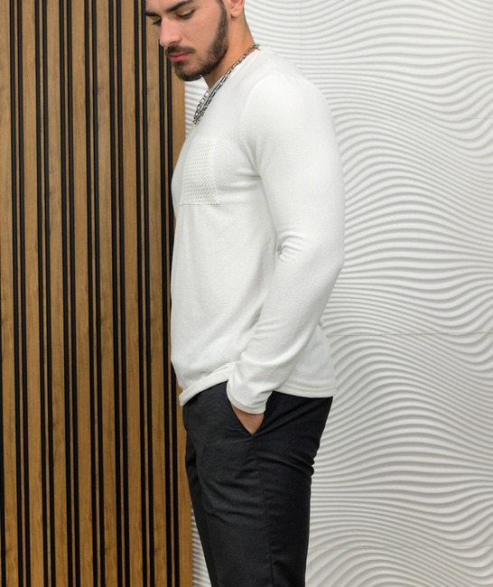 Елегантна мъжка блуза в бяло с имитация на джоб
