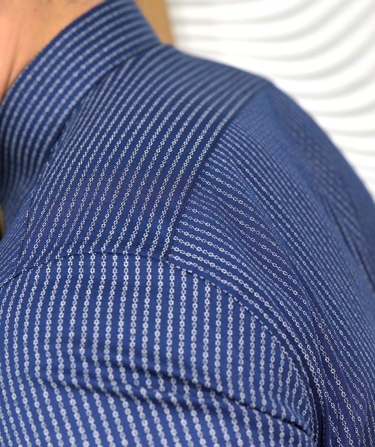 Официална риза на тънко раие от кръгове в тъмно синьо