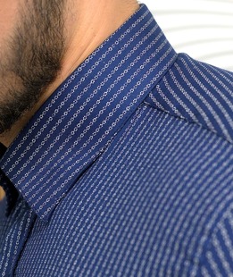 Официална риза на тънко раие от кръгове в тъмно синьо