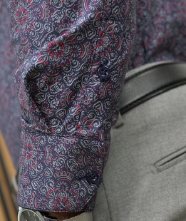 Елегантна риза в тъмно синьо на сиви и елементи 