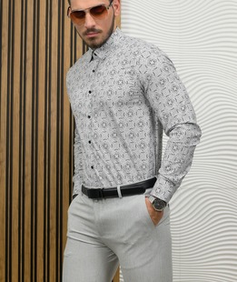 Бяла риза на черни малки елементи с дълъг ръкав